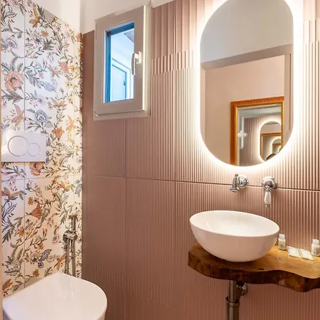 Stylish & Modern Near San Lorenzo Market Florence